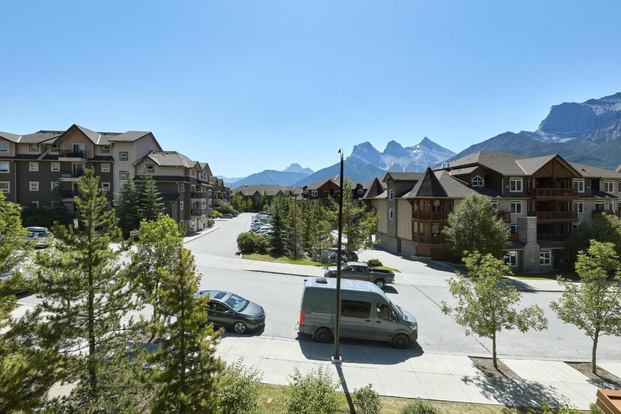 Sunset Ridge - Luxurious Corner Condo - Spectacular Mt Views With Open Pool! Canmore Dış mekan fotoğraf